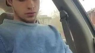 Leuke jongen in de auto