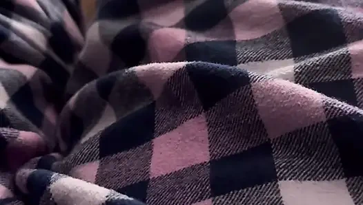 Жена делает дрочку ногами с сексуальными красными пальцами ног, трением жестким членом