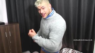 Suéter de lã se masturbando
