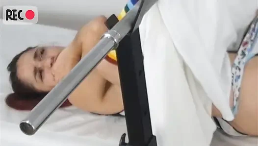 Mädchen zum ersten Mal beim Frauenarzt.