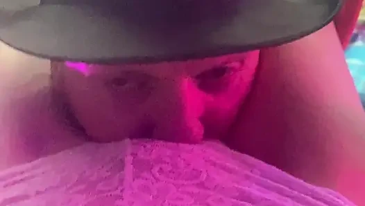 Большой папочка наслаждается своей пустыней