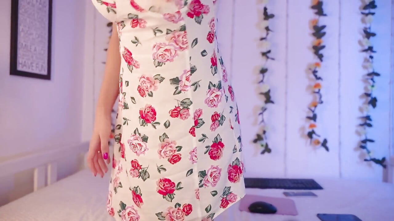 The Beauty Takes off Her Dress and Shows off Her Sexy Body