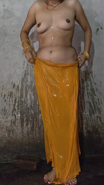 Desi wife bathroom me nude bathing
