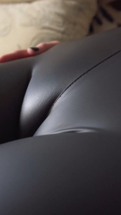 Leggings de cuero coño camel dedo del pie se burlan de cerca | Clip 3