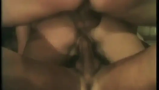 Hevesli Bebek Pozzi için Irklararası Bir Çete Saçmalığı