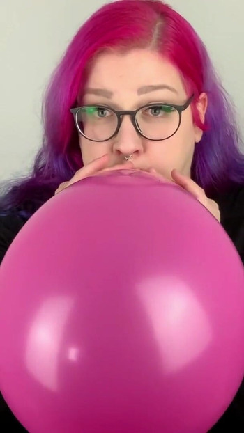 Kihagyhatatlan pillanat a "Balloon : Blow to Pop with German Goth Abby Strange - Looner" című filmből
