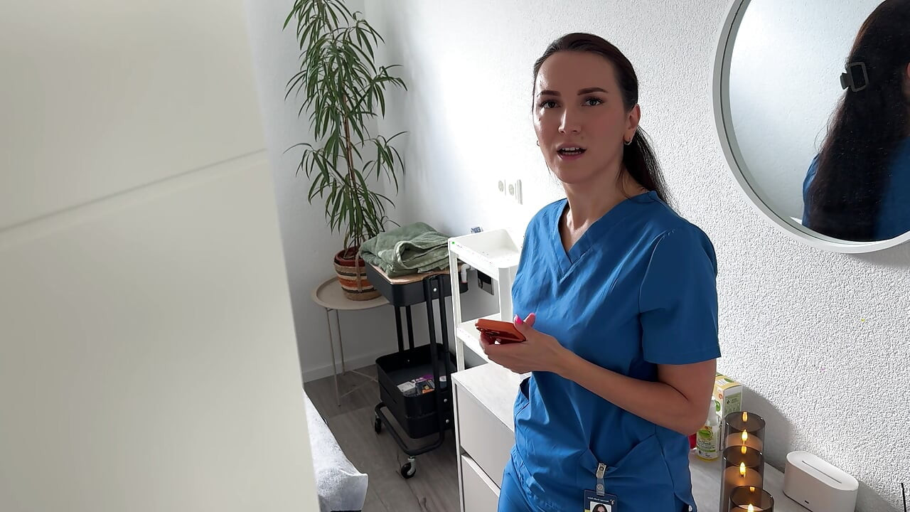 Hot Masseuse Puts On Latex Gloves For A Messy Happy Ending Cumshot