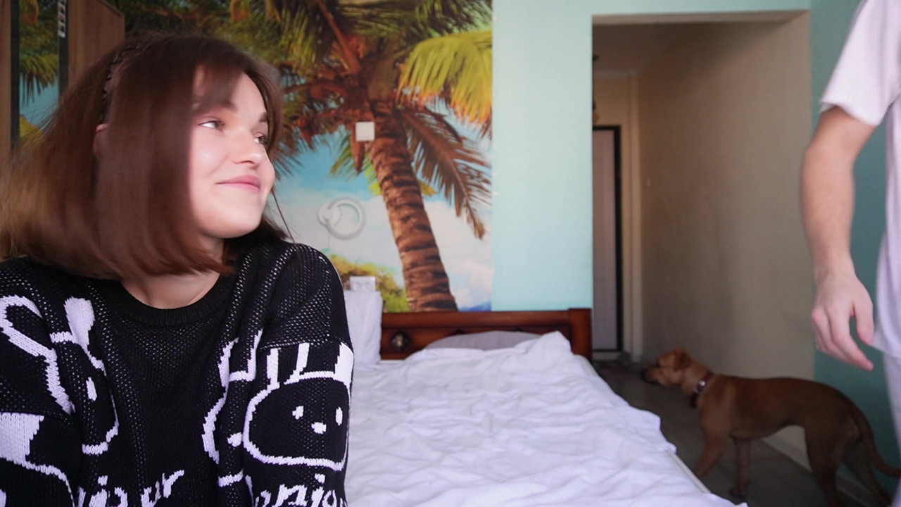 流行的在线游戏在视频博客期间变成继兄弟和继妹之间的性爱