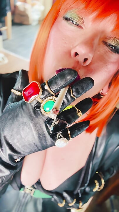Wer liebt diese britische schlampe nicht, die für dich in Lederhandschuhen &ringen raucht! Tina Snua raucherin