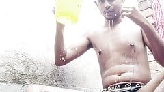 Ragazzo indiano che fa il bagno nudo in un luogo pubblico