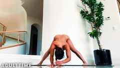 Vita da yoga nuda - lana violet allunga il corpo caldo e le dita