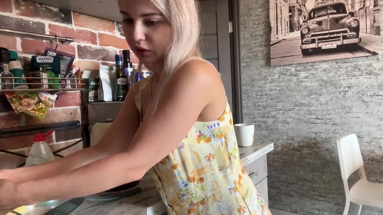 Evli kadın mutfakta mastürbasyon yapıyor