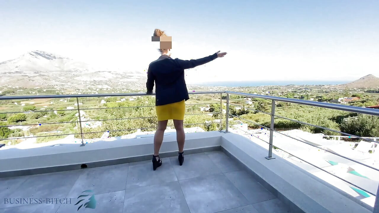 Un străin o fute pe o femeie de afaceri pe balcon