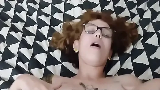 Kütüphanedeki kızın ateşli bir amcığı var.