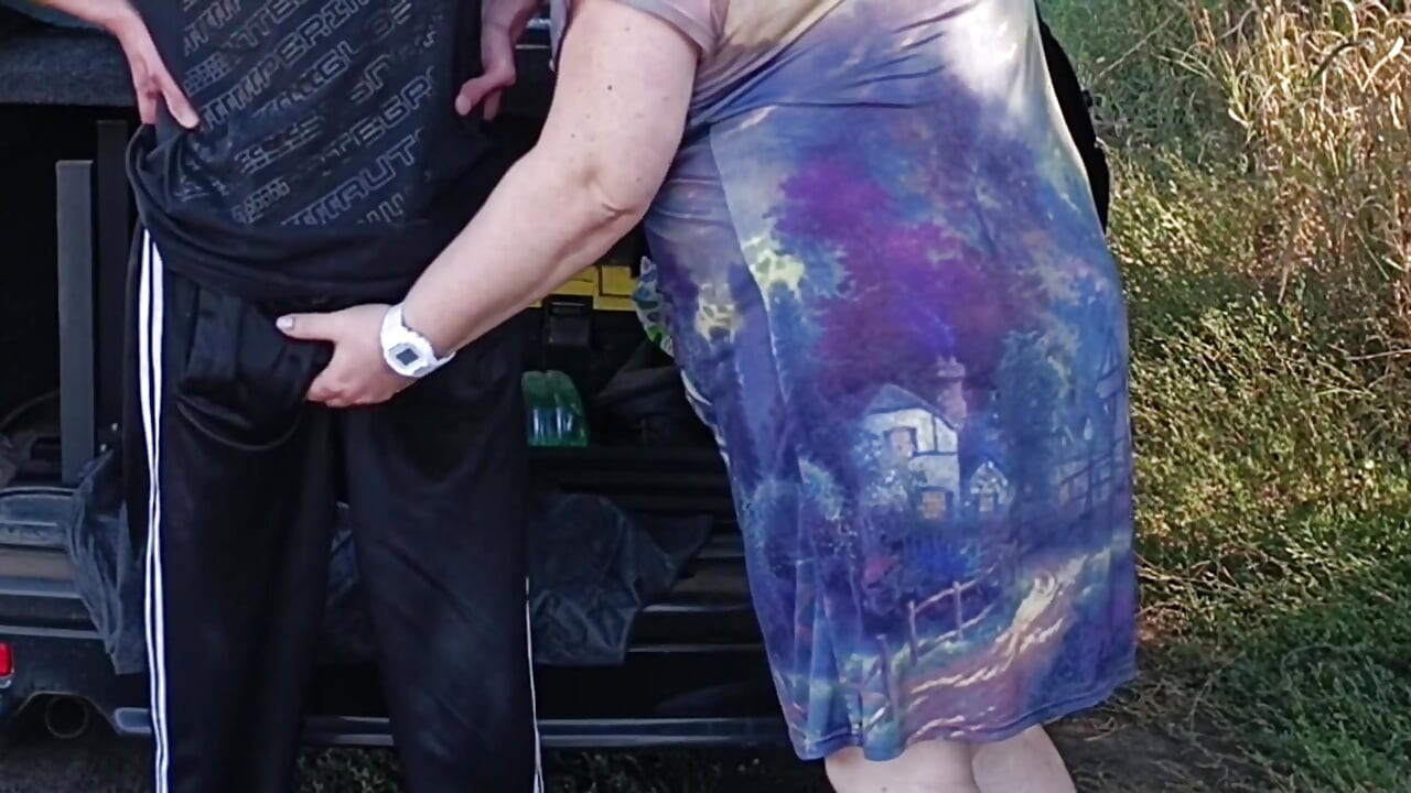 U parku jebem susjedu u pičku na pasji način, zatim u njena usta i svršavam dva puta u minuti