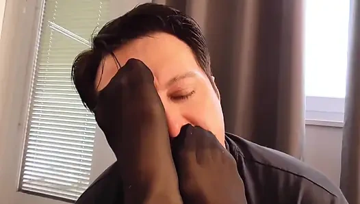 Mistress Amrita's feet smelling tyranny