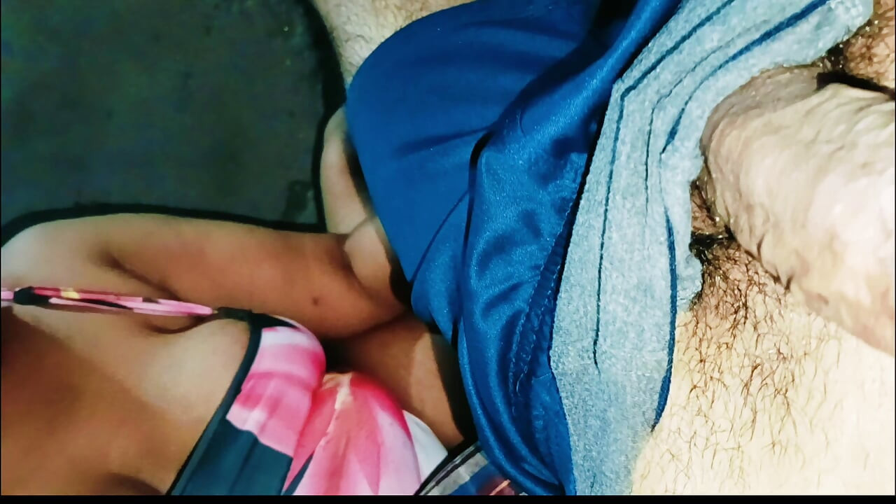 Tragando leche por hermanastra india en video casero de mamada - cachonda cara de neha bhabhi follando, video de garganta profunda con corrida