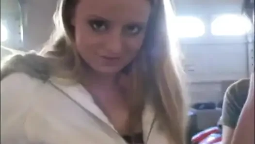 Gadis remaja nakal lagi asik merokok di video close up