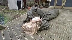 Un sadique militaire et sa copine dominante torturent ensemble une blonde innocente.