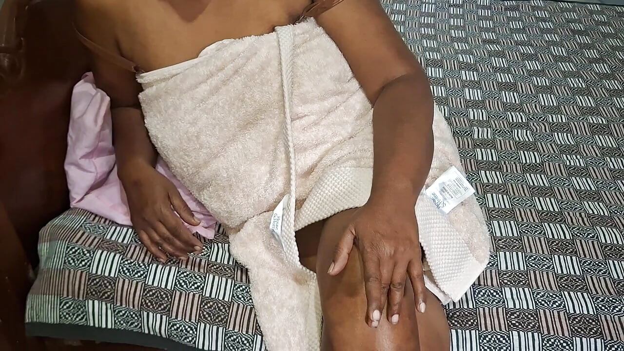 बड़ी गांड और प्राकृतिक स्तनों वाली सुडौल आधी एशियाई कमीनी पत्नी