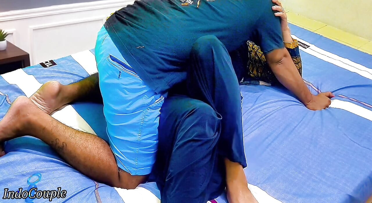 Gadis berhijab menunjukkan memeknya tetapi saudara tiri memilih lubang yang salah.