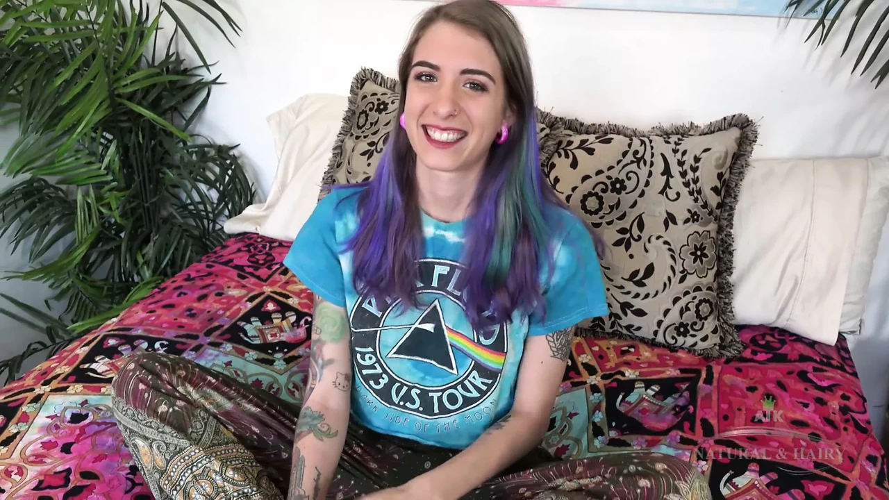 香港的毛茸茸的金发女郎向我们展示了她令人惊叹的毛茸茸的灌木丛