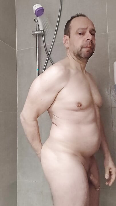 Raspando meu pau no chuveiro