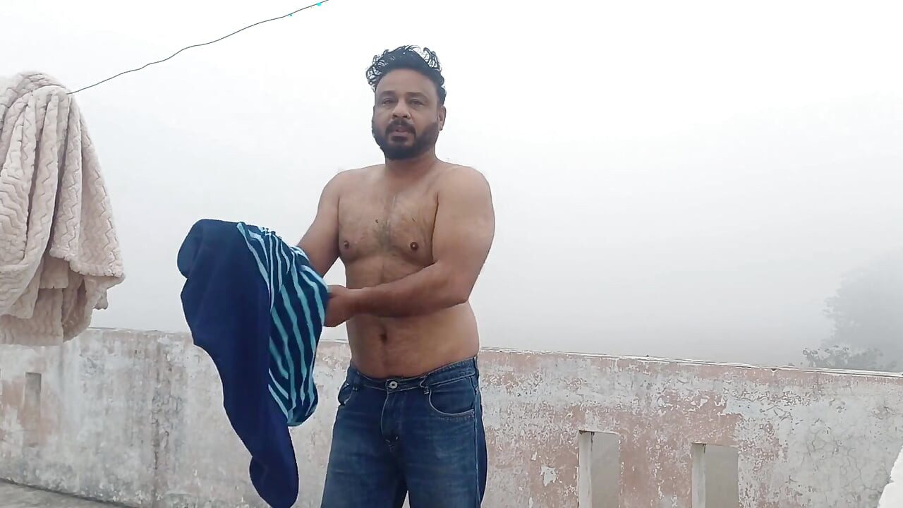 インドの父親が凍える冬の霧の中で服を脱ぐ