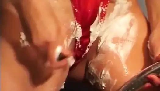Celana kencing di kamar mandi