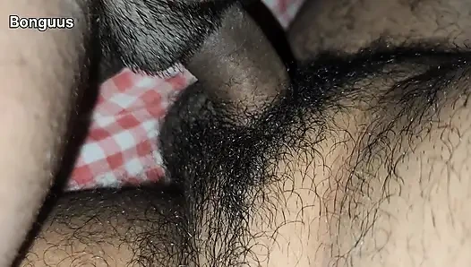 Bibi desi berbagi tempat tidur aku menyetubuhi memeknya di softcore malam - close up