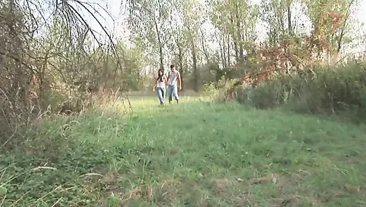 Büyük götlü nine açık havada amının tadını çıkarıyor