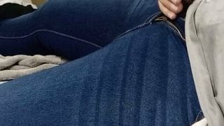 Crossdresser em porra de jeans