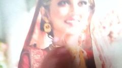 Mimi Chakraborty se fait baiser après le mariage