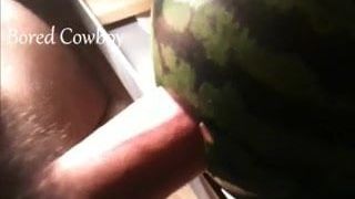 Neuken en klaarkomen in watermeloen