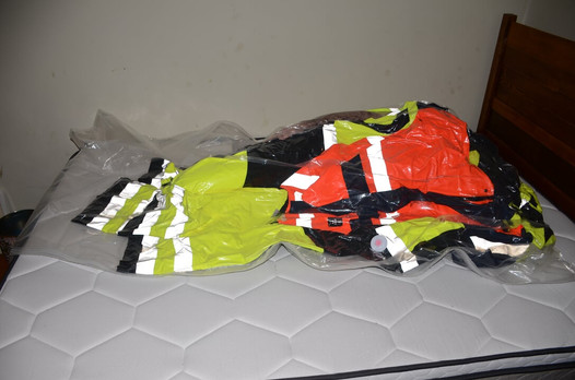 10 gru 2023 - VacPacked w moją kamizelkę hiviz tac z moimi płaszczami przeciwdeszczowymi hiviz i spoconą podkamizelką Kevlar