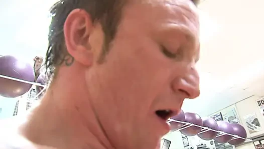 Милфе-блондинке жестко трахают все ее дырки группа диких мужчин во время бокса