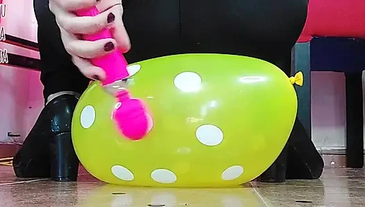 ShyyFxx трет и трет воздушные шарики ее задницей!