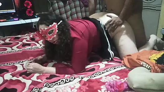 Memukul istriku dengan sangat keras untuk podnya yang berair sampai dia selesai dengan kesenangan, bertopeng seksi basah