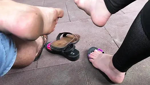 Sandal luar ruangan menjuntai & menggoda dengan alpha! Fetish kaki kotor!