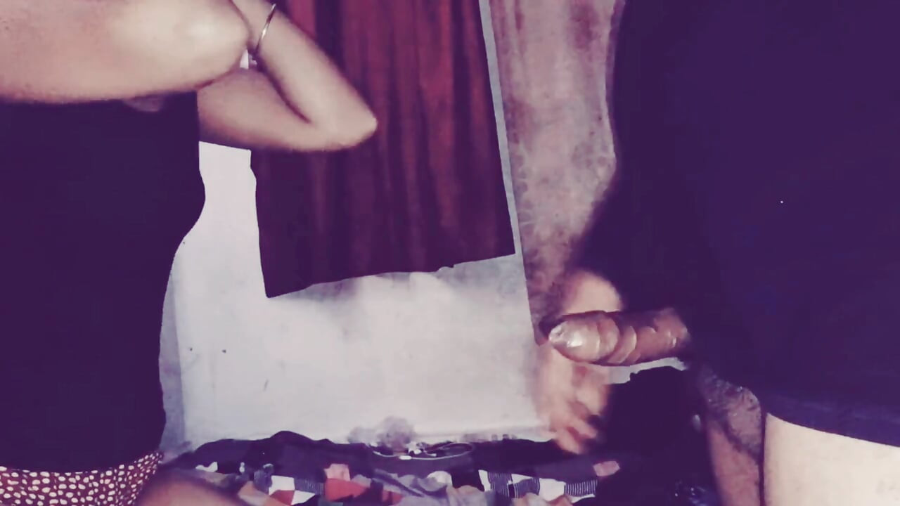 Latika büyük siyah yarağı emiyor ve amcığını içine alıyor