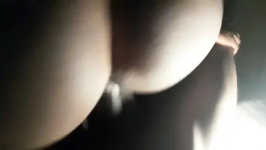 Дама с большой задницей скачет на большом черном члене, большой черный член в результате стал сливочным