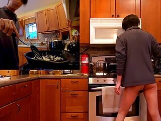 Pantat diam-diam telanjang di belakang subscribersku saat merekam video memasak Youtube