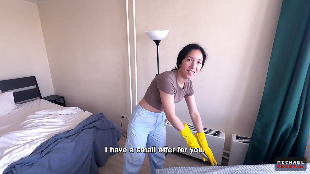 عاملة تنظيف آسيوية سمحت لي أن أنيكها مقابل المال