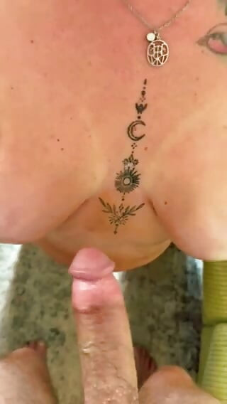巨乳のグラマラスなチンポしゃぶり