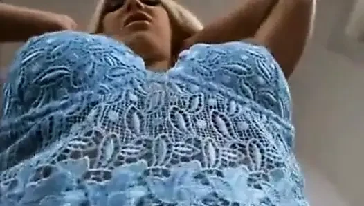 Cowok ini ngentot cewek seksi rambut pirang di sofa