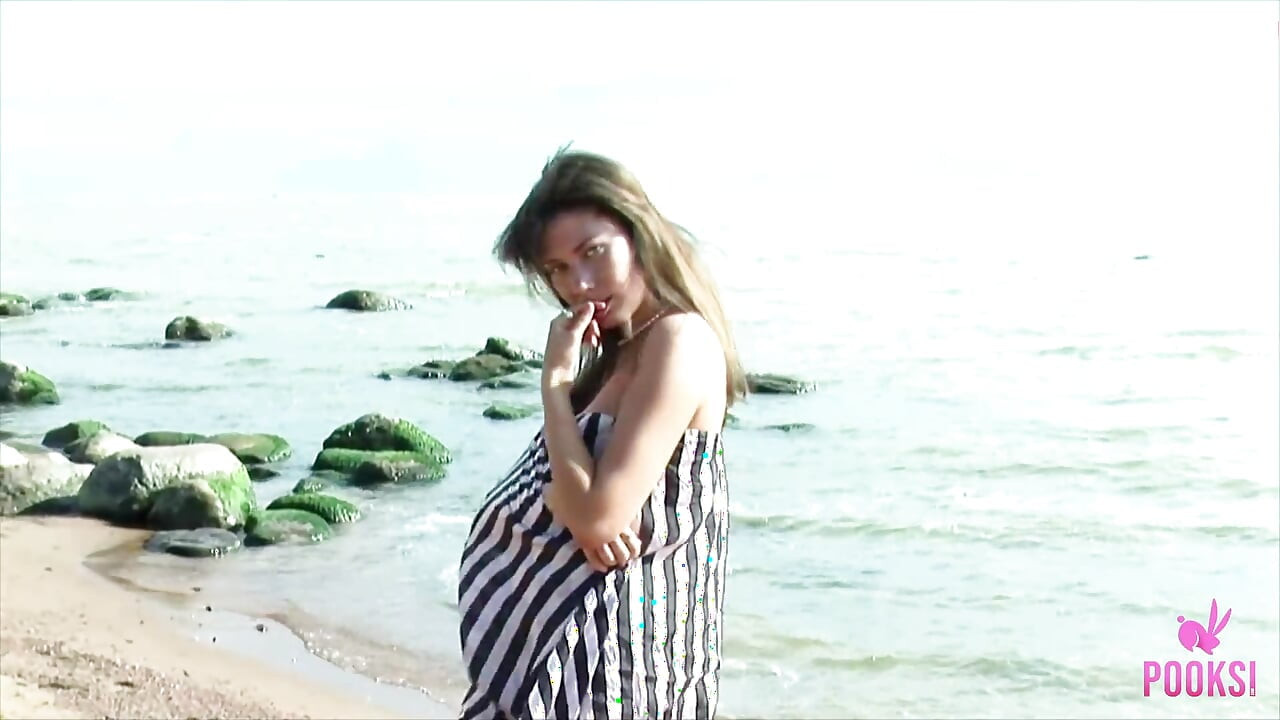 Tanned teen Arya gets naked in the beach to finger her cunt!