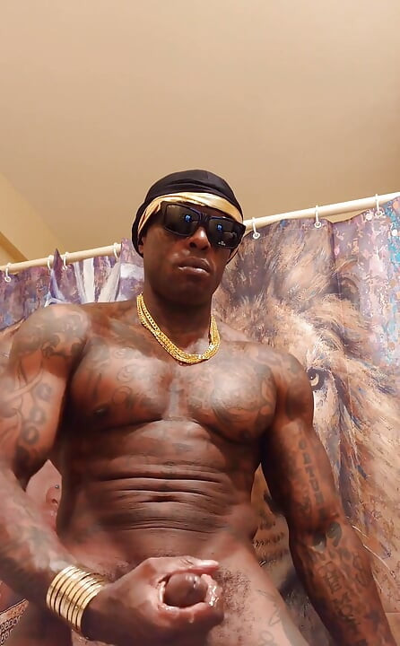 African King Hallelujah Johnson masturbándose solo