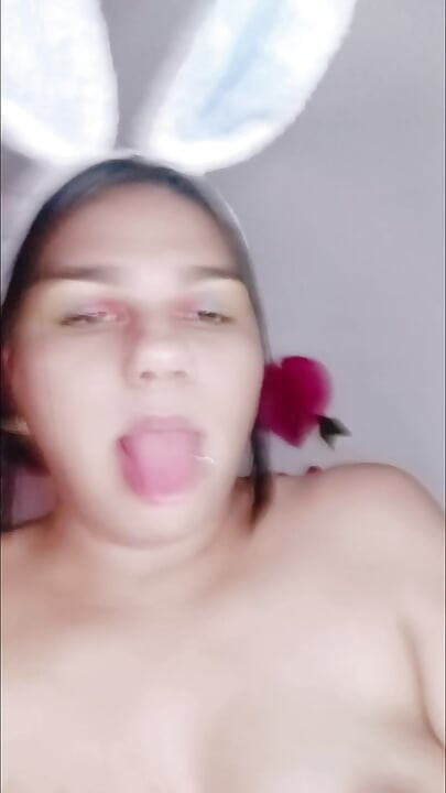 See how I show it to the camera, how I explore it and end up touching myself very delicious