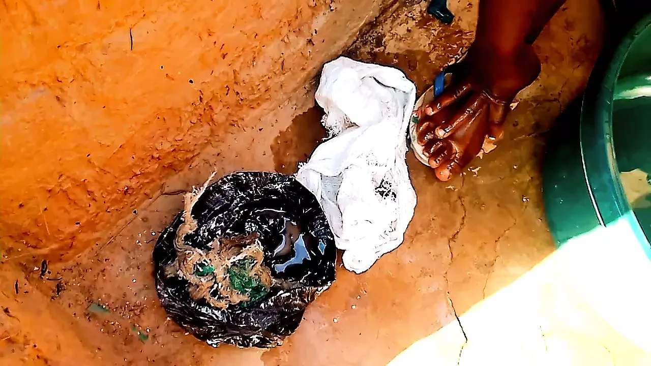 Mere ganv ke bathroom men