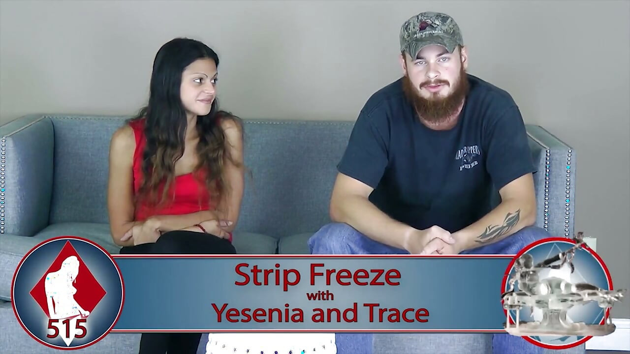 Esta beleza determinada prova cérebros em um jogo de strip freeze